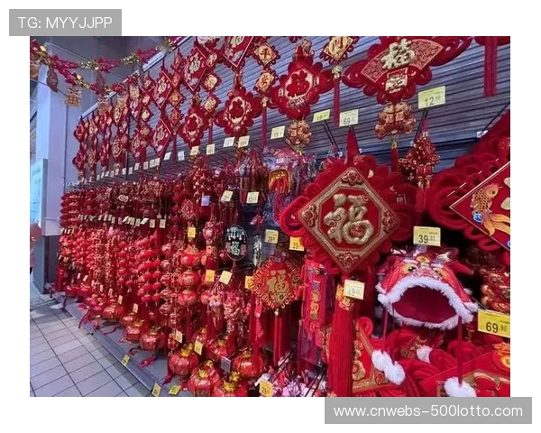 欧塞尔俱乐部春节装饰醒目,红灯笼与窗花营造年味氛围 欧塞尔俱乐部春节装饰醒目,红灯笼与窗花营造年味氛围