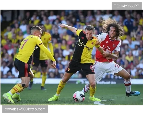 科隆对阵奥格斯堡比赛因场外球迷投掷烟火两次中断