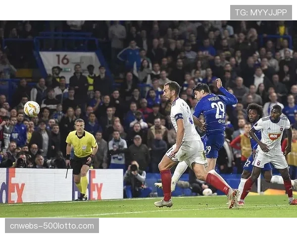 老将瓦尔迪替补登场完成绝平，赛后与妻子在看台深情相拥