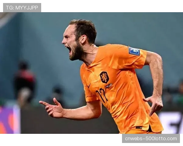 瞬间特写：巴黎门将诺阿参与后场出球组织，破解对方第一道压迫线